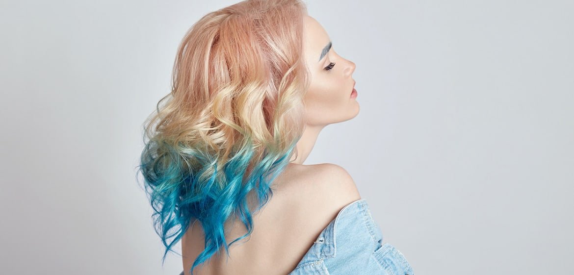 Junge Frau mit Dye-Dye-Look.